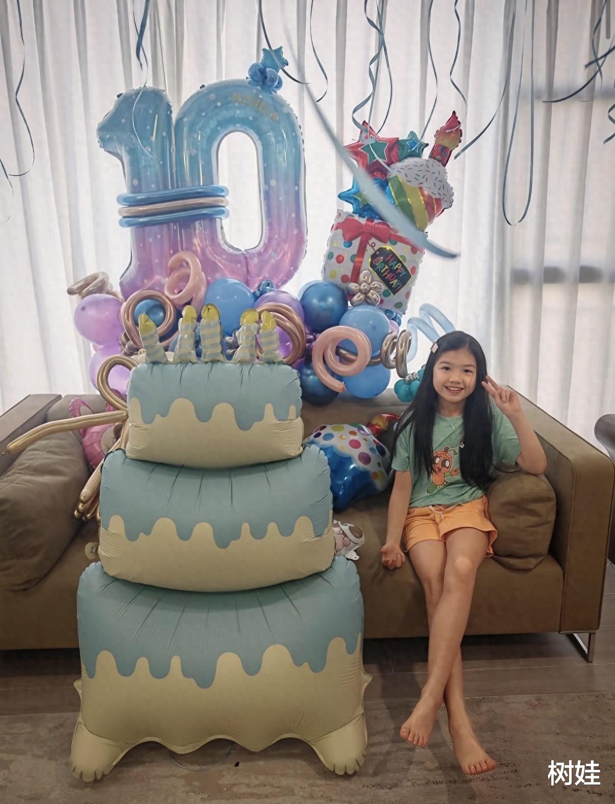 钟丽淇10岁次女生日,搂着患病姐姐切蛋糕,14岁姐姐无法行走说话