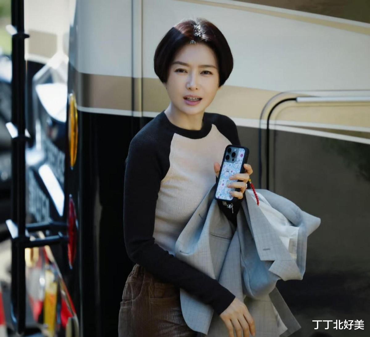 秦岚剪了短发带火了机场穿搭！45岁穿皮衣+短裤，戴墨镜像女王！