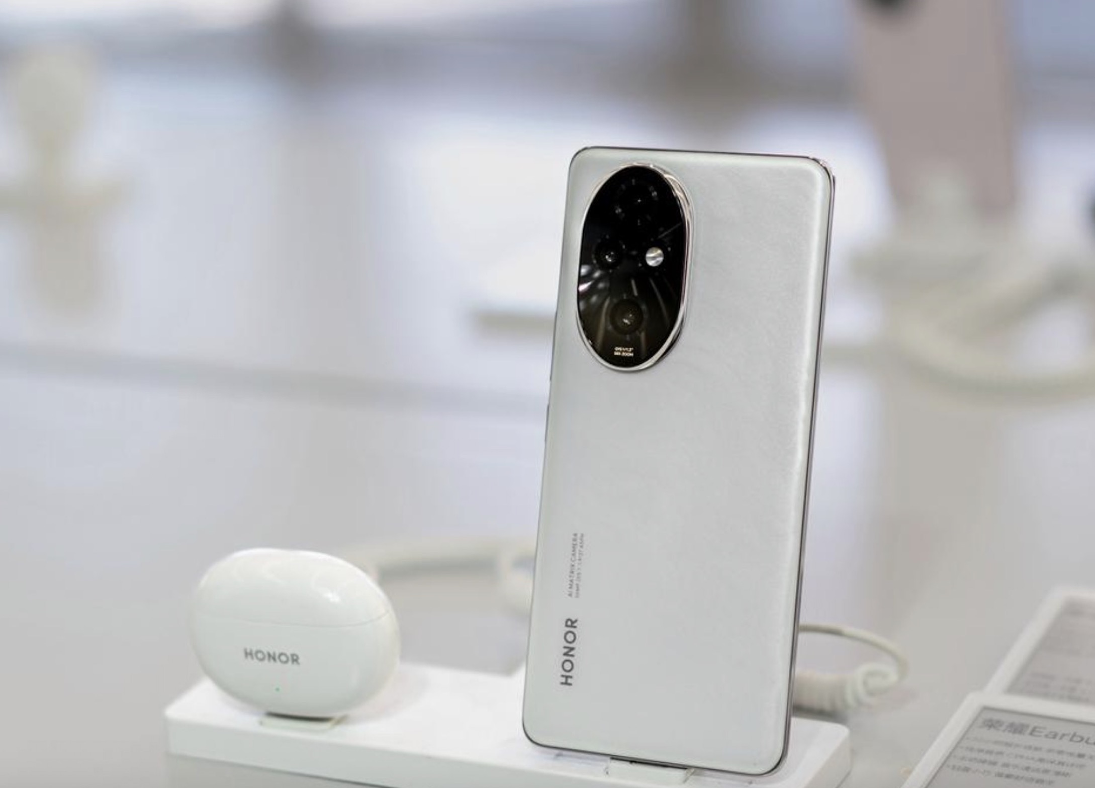 荣耀200跌至“地板价”,512GB+50倍变焦才卖1399元,没啥利润了