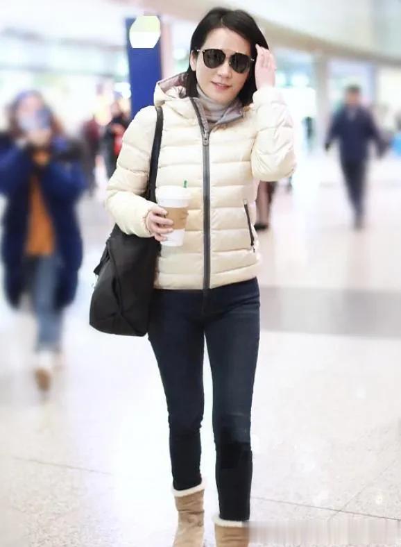 俞飞鸿真是中年女人的穿搭标杆!羽绒服+毛衣+牛仔裤,时髦又高级