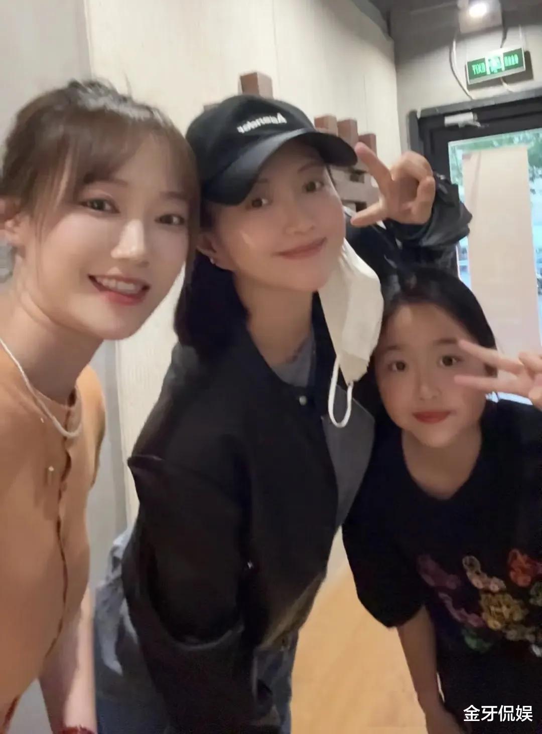 包贝尔和家人到北京三里屯逛街，包文婧刚出月子，身材已完全恢复