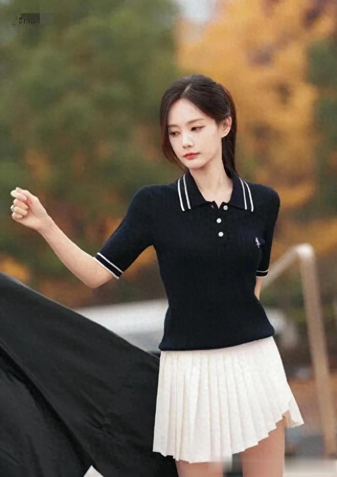 李一桐身材好匀称！穿翻领上衣+白色短裙，看不到一丝赘肉！