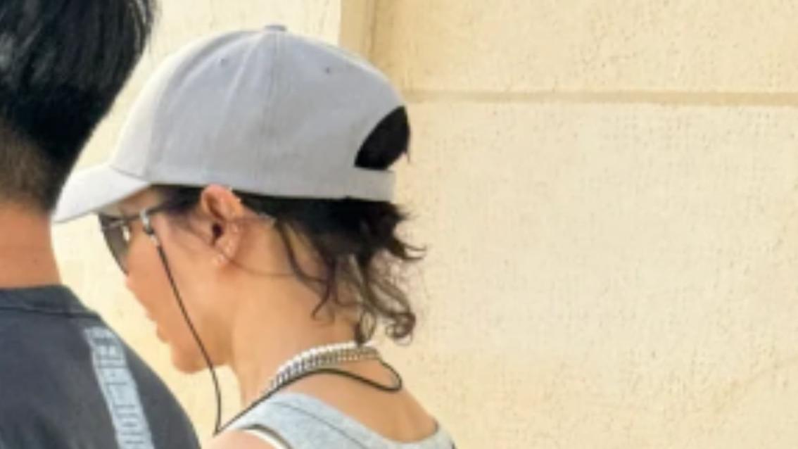 61岁张曼玉法国街头被偶遇：身材匀称状态佳，与友人逛街好悠哉