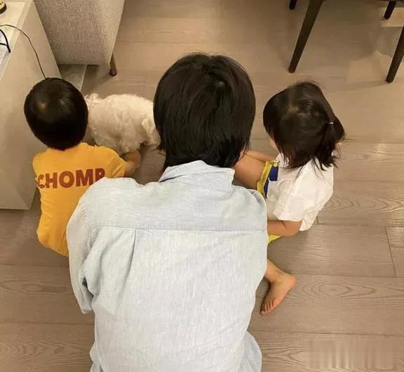 庾澄庆张嘉欣再婚九年，接爱女放学