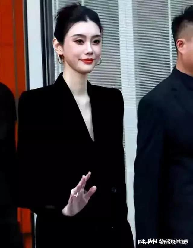 奚梦瑶带娃港迪游玩，有保镖保姆跟随，她背个小挎包，又美又惬意