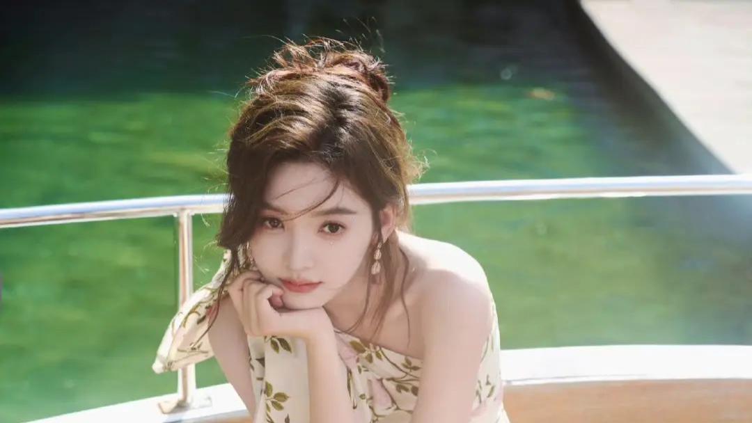 章若楠可爱无敌，外边温柔灵动，气质清纯漂亮。
