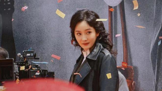 杨幂现身香港去看望女儿，打扮得却像16岁少女，大长腿成功抢镜