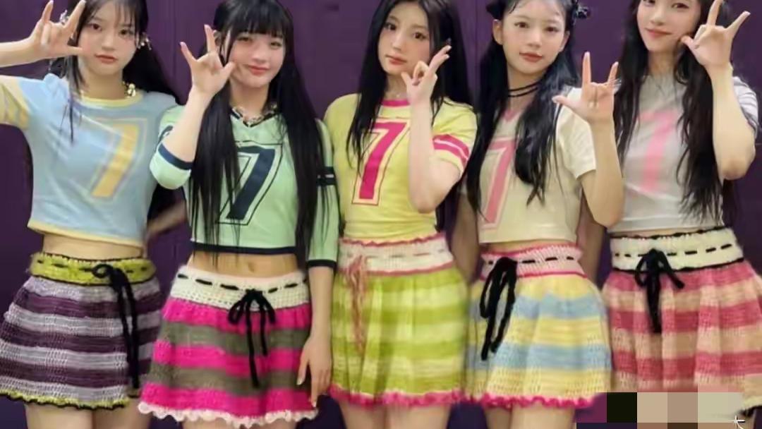 韩国女团造型又惹争议，被迫穿暴露衣服，跳打擦边球舞蹈