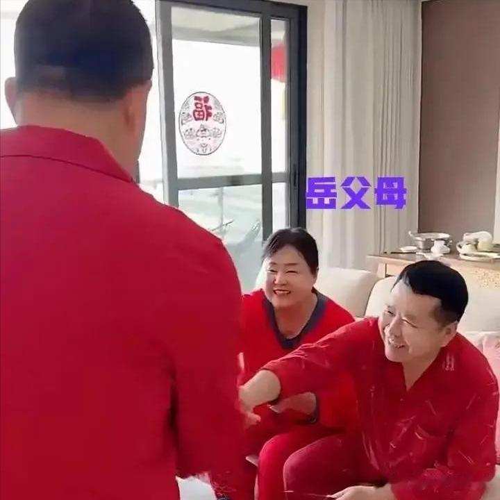 不听赵本山劝告，离婚后再娶小19岁老婆，王小宝向同辈岳父母拜年