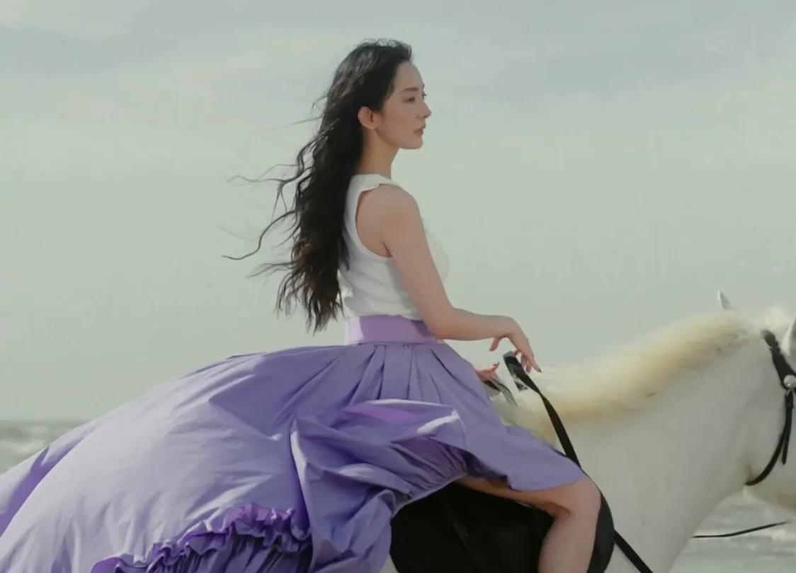 杨幂穿Prada登Vogue开年封面，她在海边骑白马，脖子上挂满红珊瑚