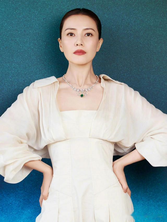 高圆圆，最新美照，被她的一颦一笑治愈了