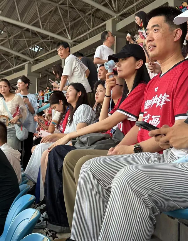 李想真有福气 和老婆看苏超,生5个孩子的身材还不输明星