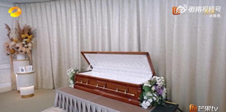 演员胡静老公提前为自己办葬礼，躺进棺材让胡静泪目，网友：太震撼