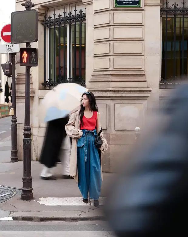 陈都灵漫步巴黎街头状态惬意！穿红色背心明媚动人