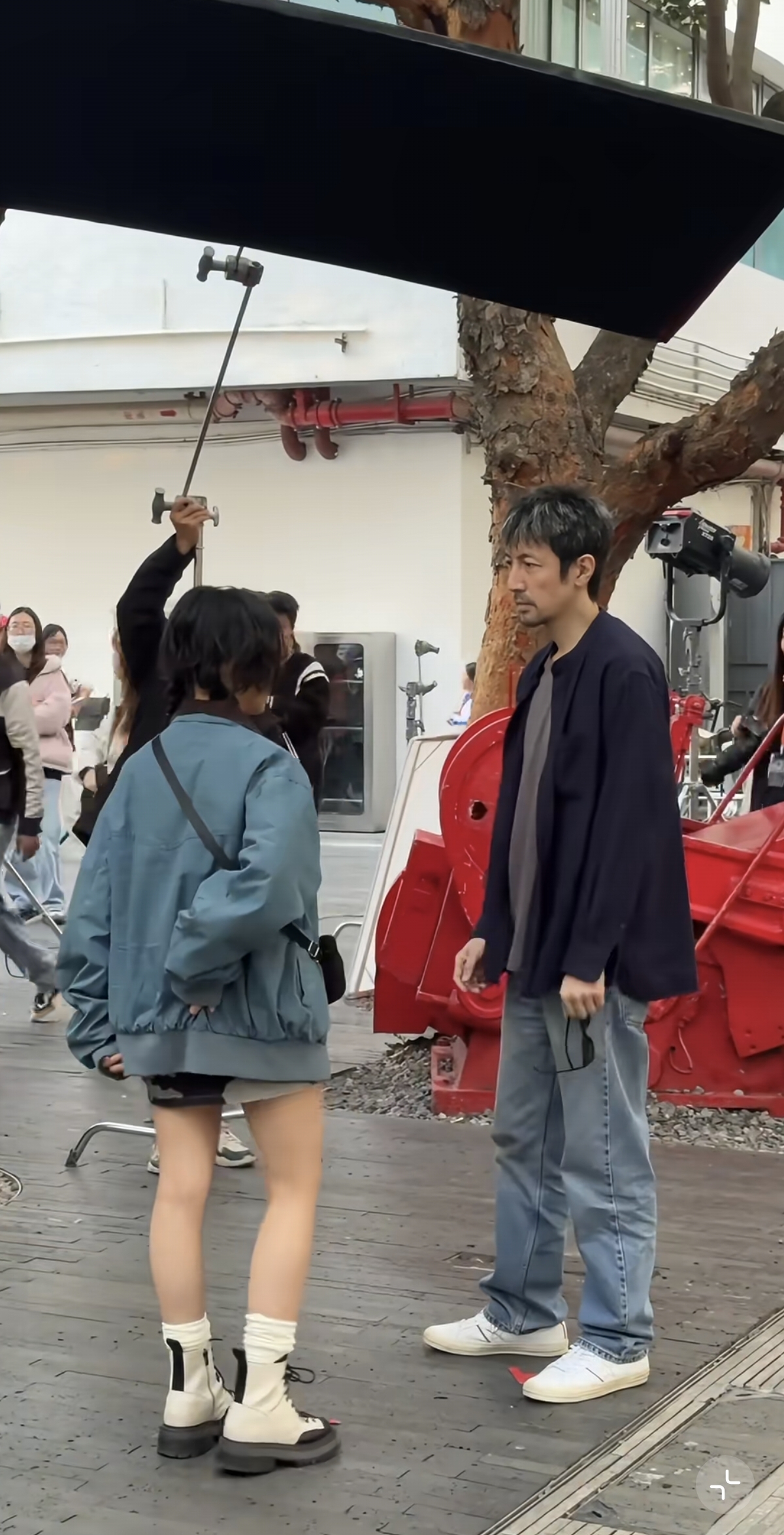 张鲁一深圳拍戏被偶遇，发色太有个性了，一般人很难驾驭本人好瘦