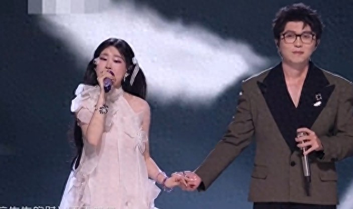 小沈阳也没想到，女儿千辛万苦出道，却在跨年演唱会上紧张到跑调