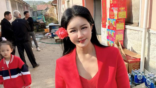 香港女星嫁到了山东农村，身穿红袄，头戴红花，主打一个接地气