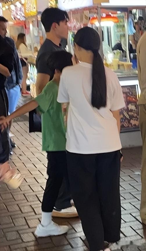 汪小菲带儿女逛香港汪希霖紧握保姆手,玥儿跟在后妈身边好漂亮