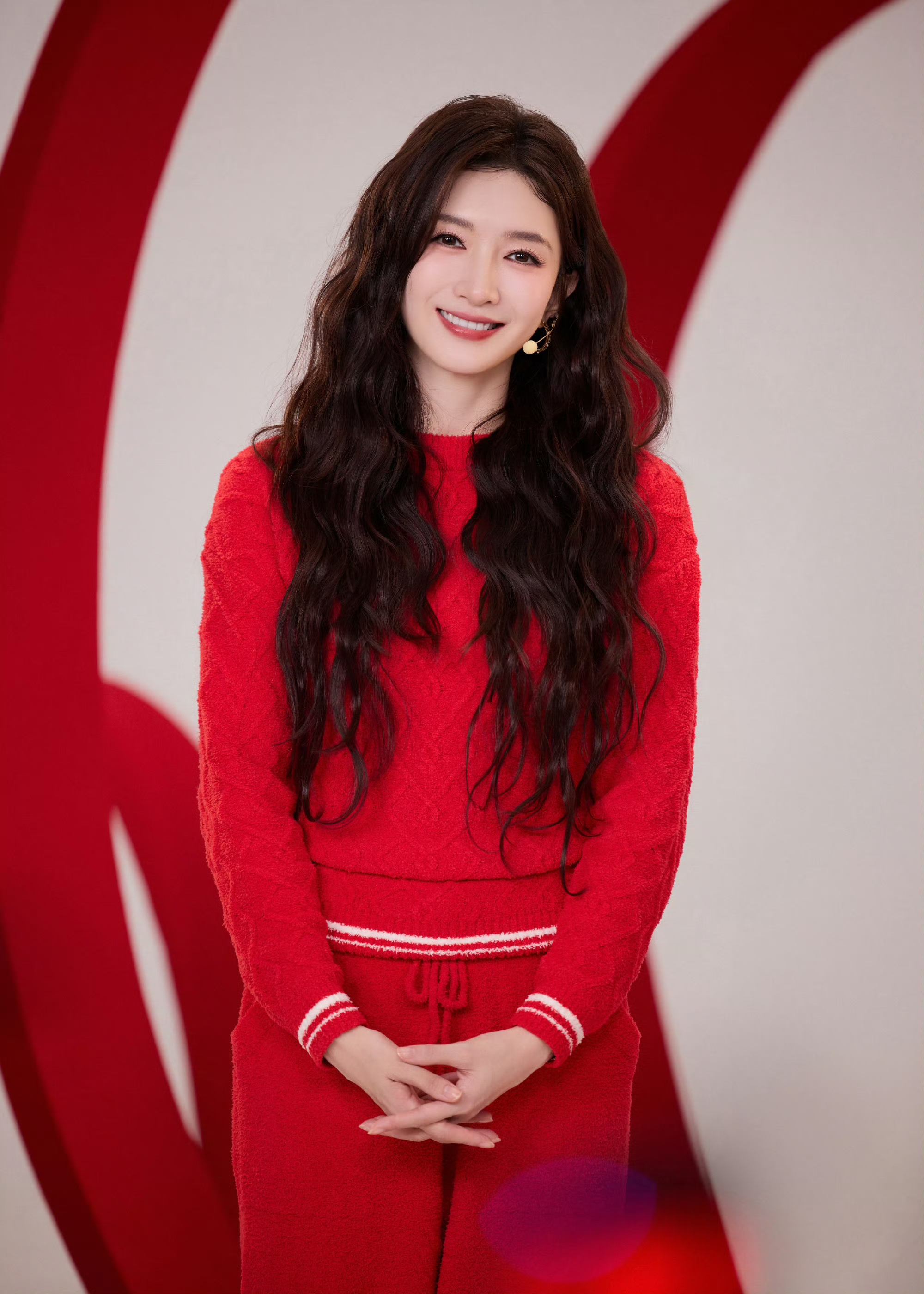 江疏影解锁红系造型，羊毛卷尽显灵动元气，墨镜一戴秒变酷飒范儿