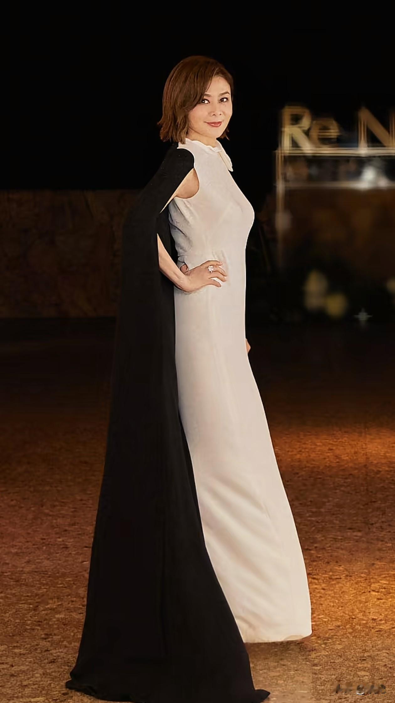 63岁关之琳最新穿搭:齐肩发+收腰长裙,尽显好身材,像43岁