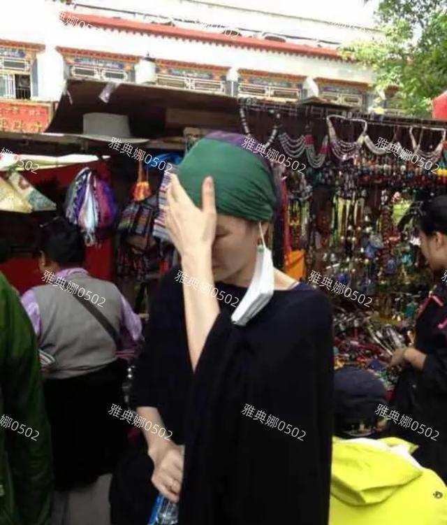 56岁的王菲现身西藏，她一袭黑袍配绿头巾虽不年轻但衣品气质独特
