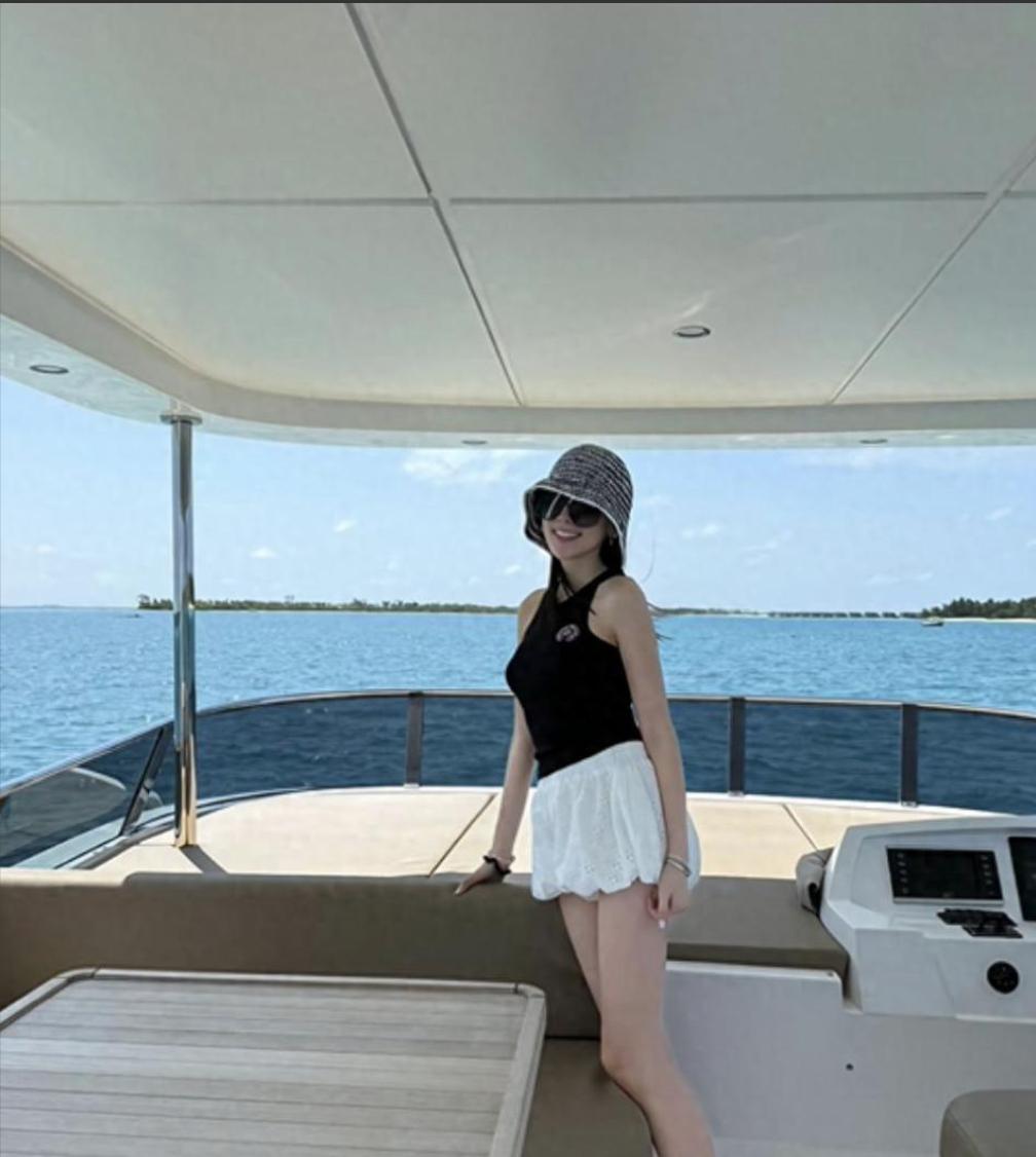 林志颖一家外出度假，妻子陈若仪身材纤细，生了3个娃仍然像少女