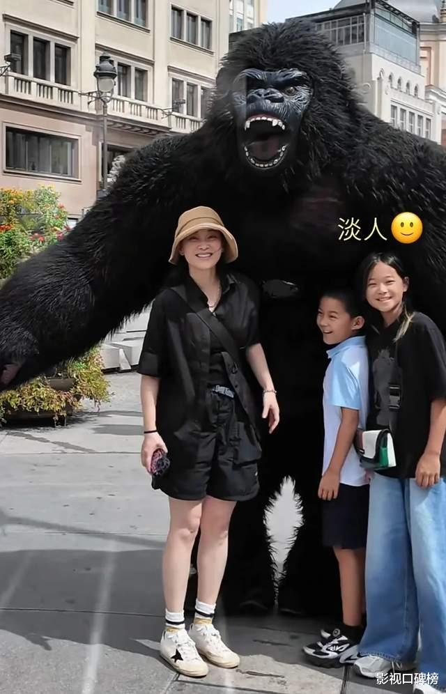 梅婷一家在西班牙度假,哥哥是大学老师担任翻译,嫂嫂比她还年轻