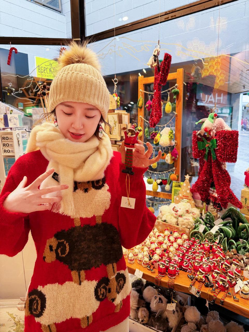 唐艺昕晒圣诞美照!穿红衣戴圣诞耳饰逛街,和女儿给老公买情侣袜