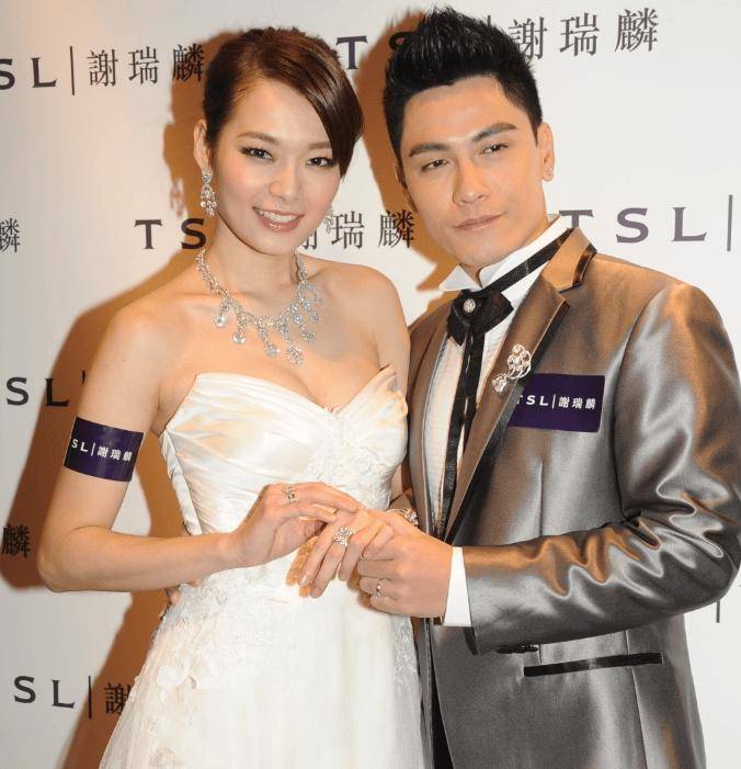 TVB花旦荣归母校! 一袭红白裙女神范十足! 离婚7年与绯闻男友关系成迷