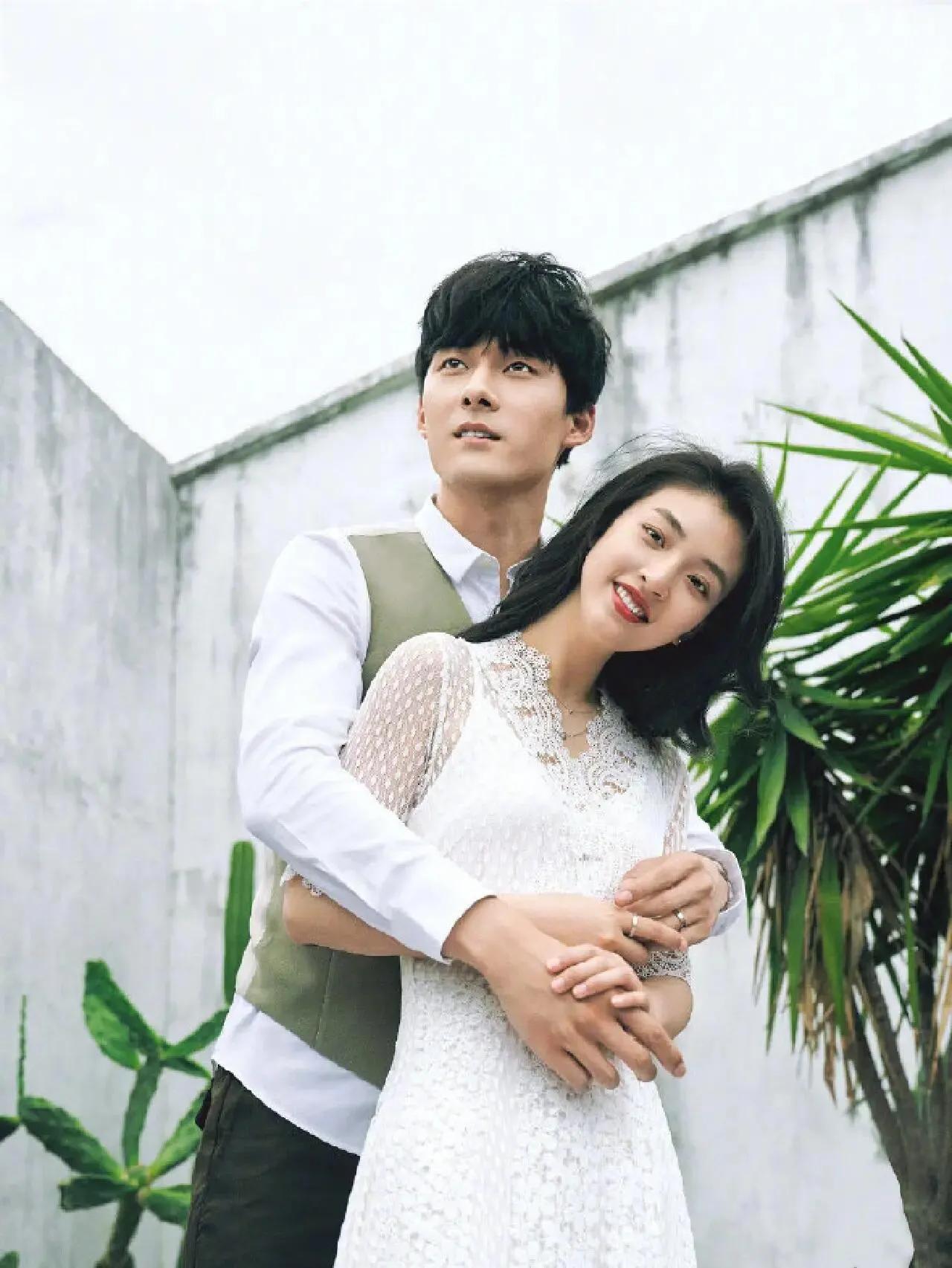 吴倩带着女儿在武汉逛街，她扎着丸子头没有少女感，妈味儿很重！