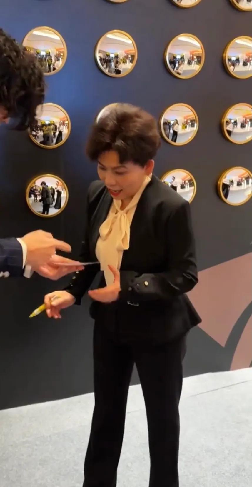 这一夜,郭晶晶戴黄金项链演讲,霍启刚穿中山装帅气,李宁很精神