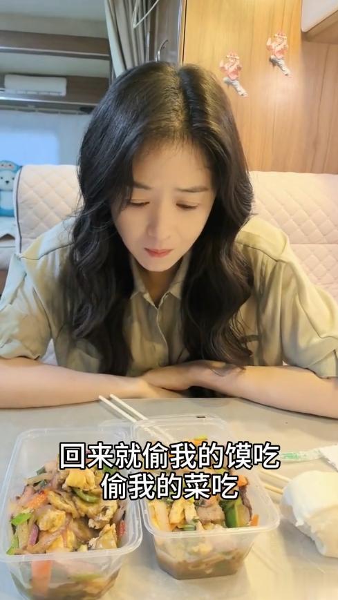 蒋欣自曝女演员一天饮食，无盐无油吃馍都被骂，网友：没猪吃的好
