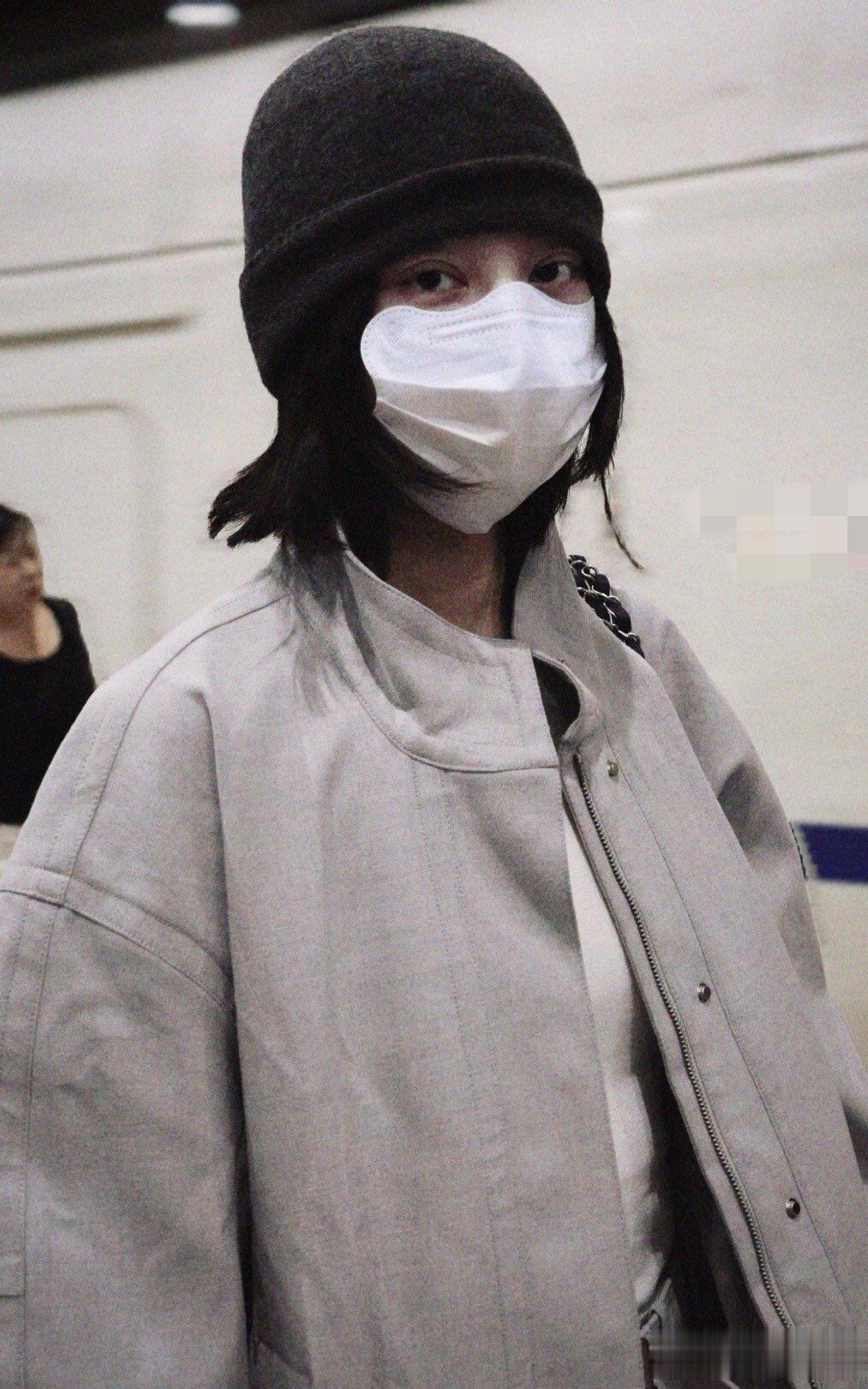 辛芷蕾平遥到达路透照,穿天蓝色皮衣套装戴着耳机 素颜出行接地气