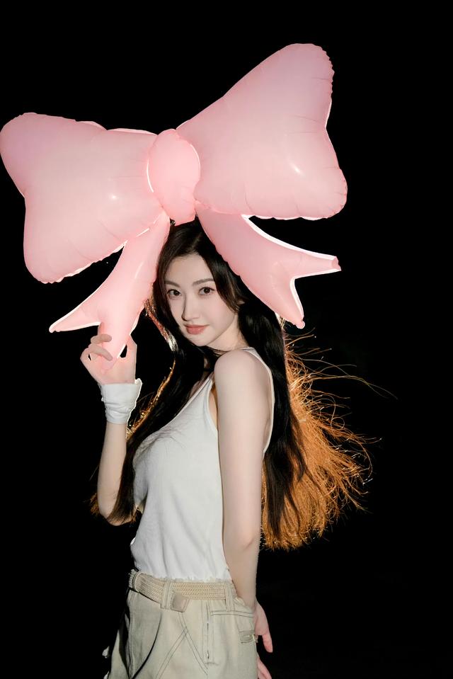 景甜明媚自在，肆意自由