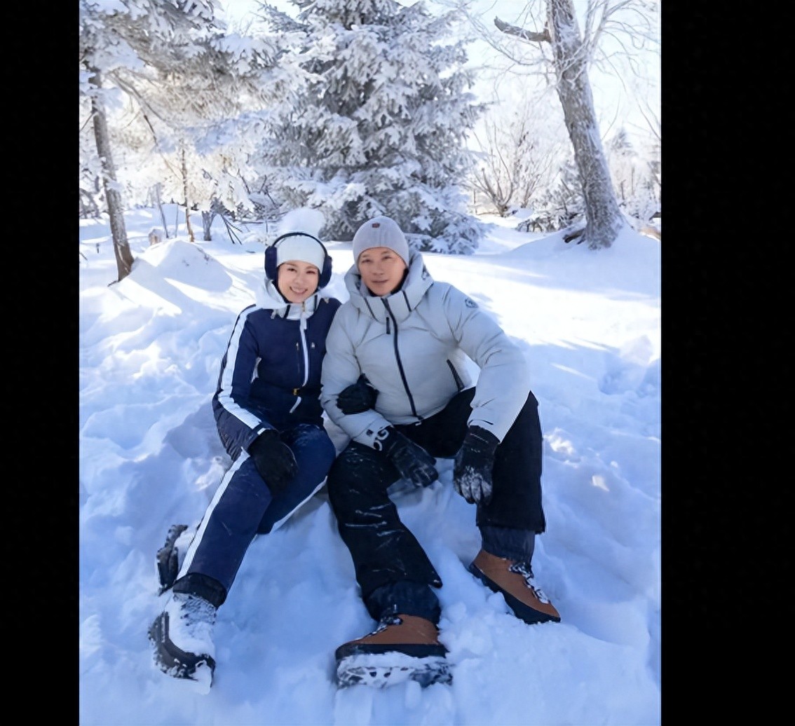 胡杏儿一家东北滑雪，三个儿子一起出镜，老公显得超年轻！