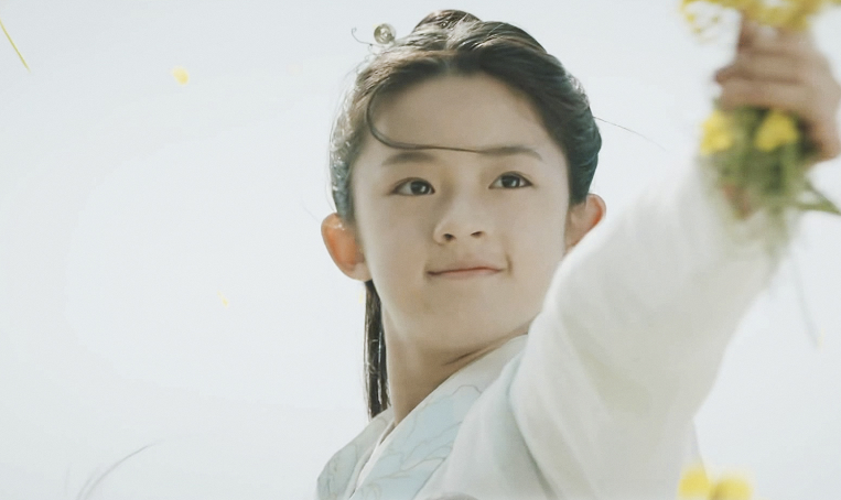 18 岁女星佩戴 230 万耳环,父亲曾是公务员,知情人发声