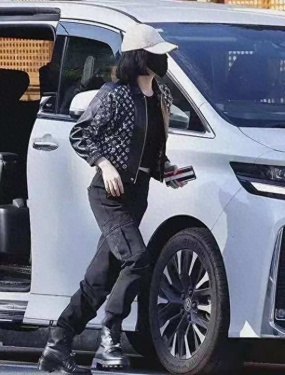 杨兰兰最新现身，一身名牌，面带笑容用餐，为何她仍能自由行动？