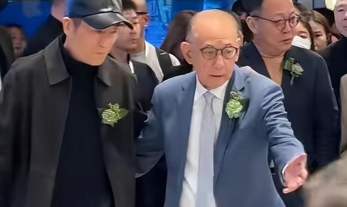 成龙竟然在三里屯的夜晚没能占C位，这意味着什么？