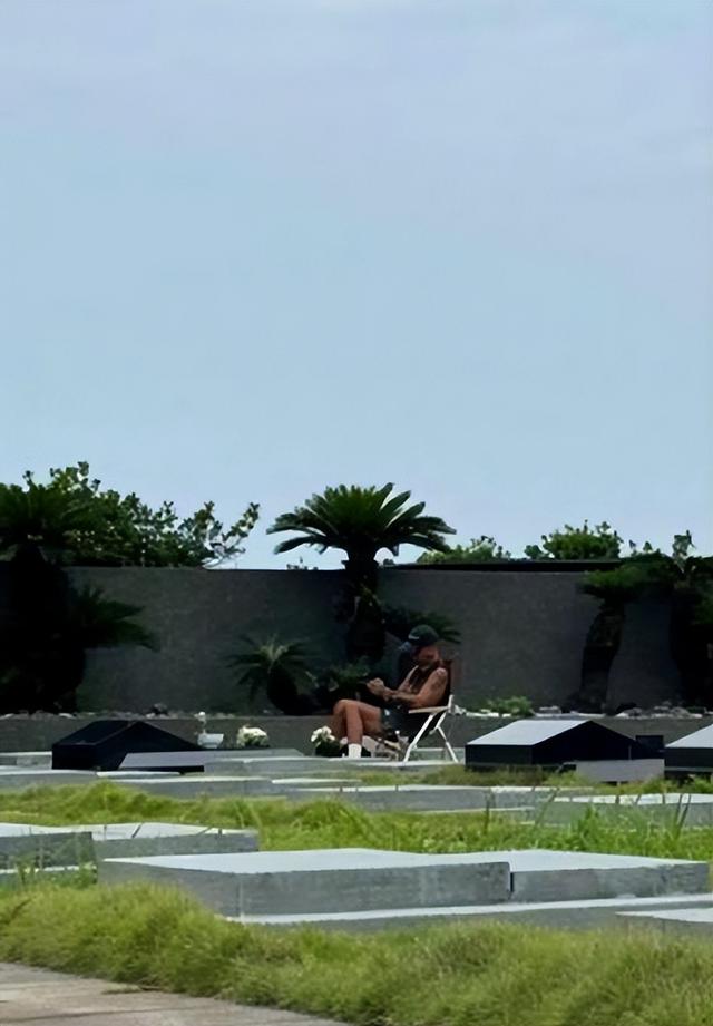 网友曝具俊晔每天坐在大S墓前,走不出丧妻之痛,因悲伤暴瘦20斤