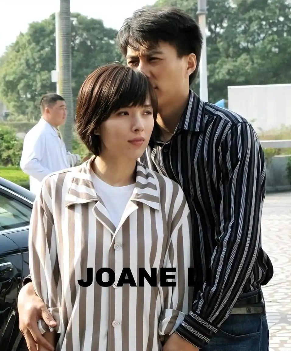 靳东二婚老婆罕见晒素颜近照，48岁皮肤仍白皙紧致，美得自信从容