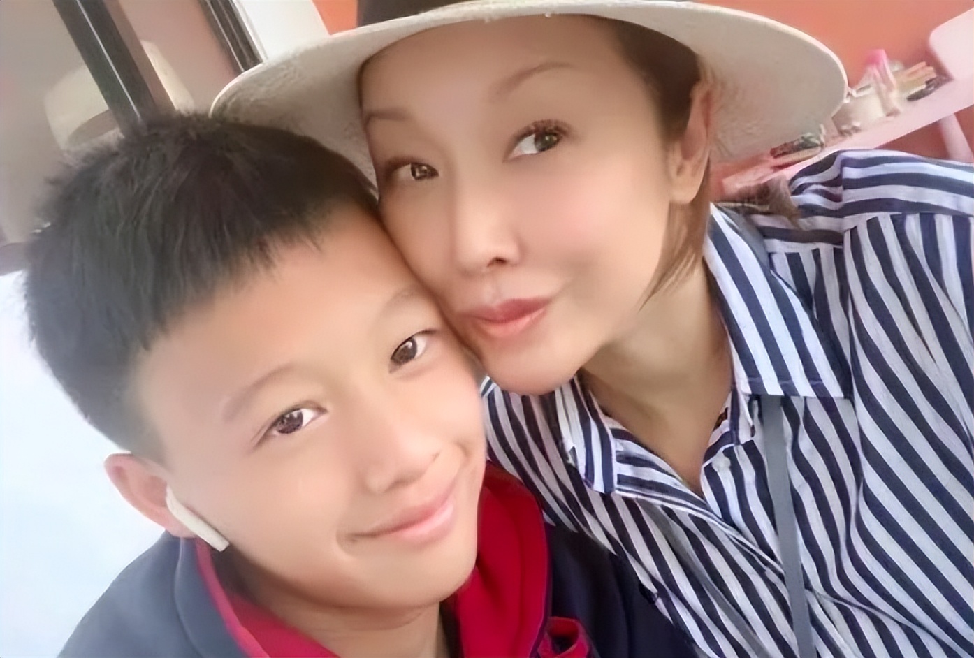 33岁嫁大9岁十亿富豪,生了一个冠军儿子,如今53岁越活越年轻