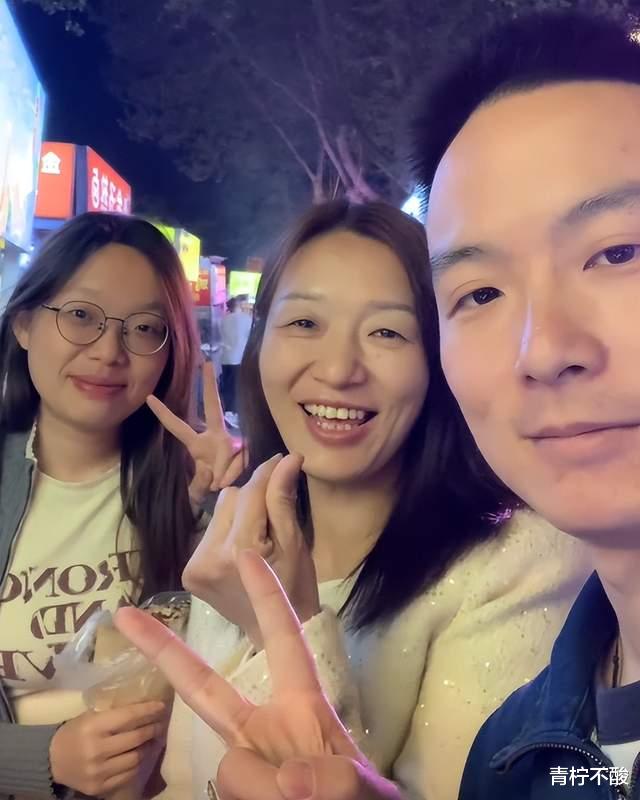 人气爆棚!谢浩男亲妈首次直播礼物不断,儿子现身真让人惊喜