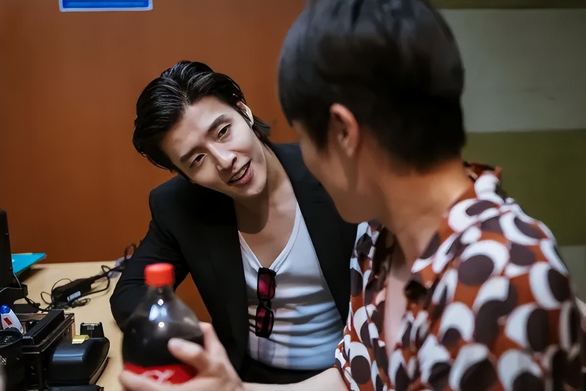 半年之内连爆3次,他终于红成了顶流