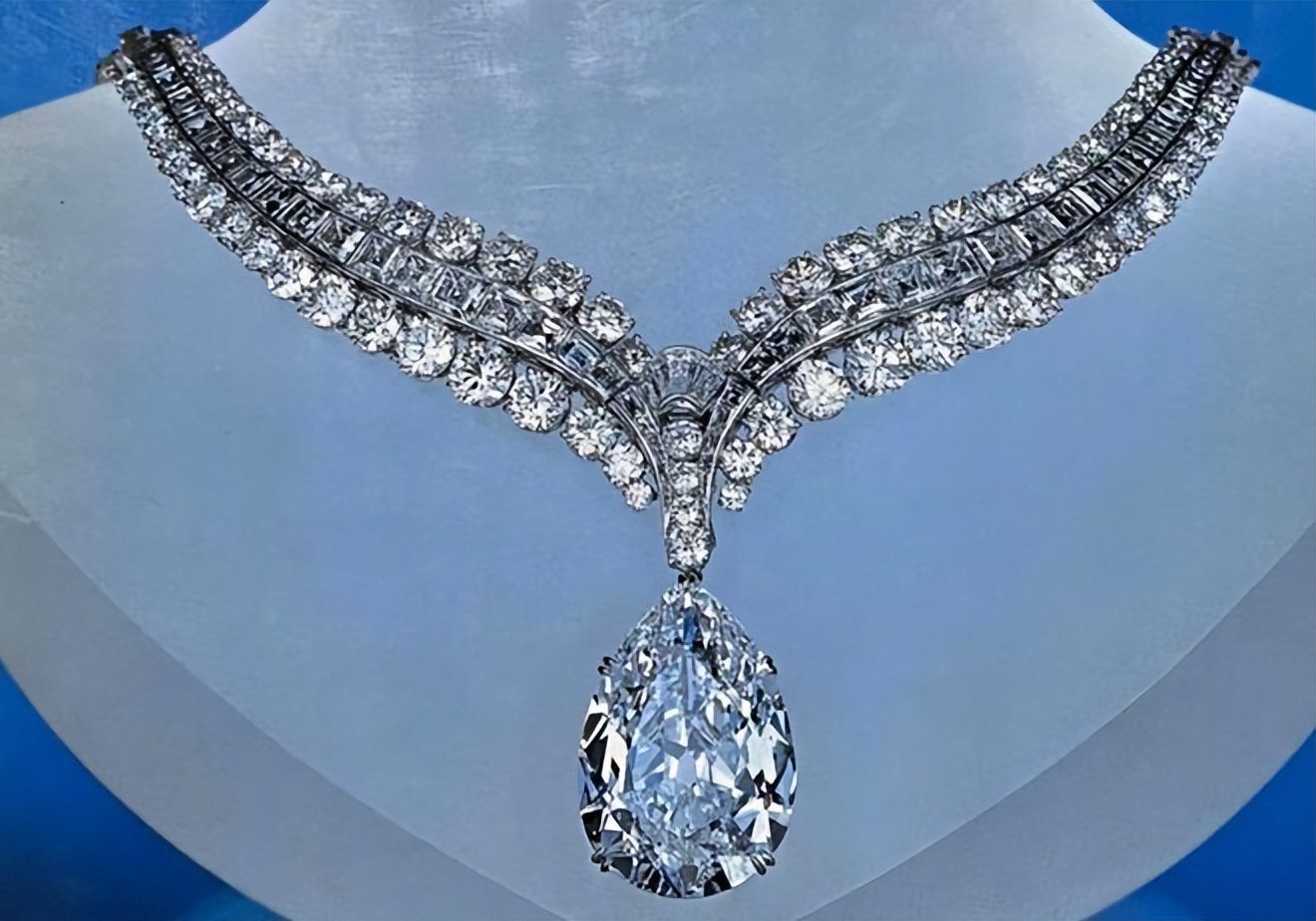 大布丈母娘也是狠角色！67岁戴94克拉巨钻出场，全面碾压48岁贝嫂