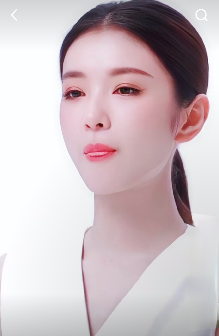 李云霄白色无袖套装造型，马尾发型利落，尽显优雅气质与美貌