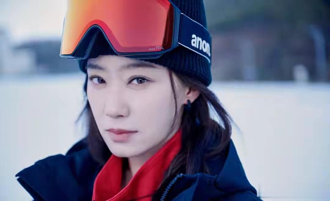 张小斐40岁生日照曝光，温柔和气场两手抓，雪地大片美到犯规