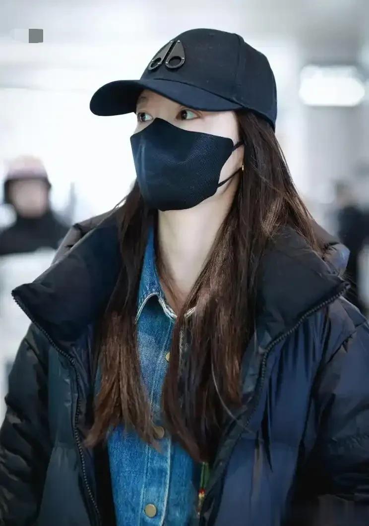 看了李沁的机场穿搭,我发现“黑色羽绒服+牛仔衬衫”经典耐看!