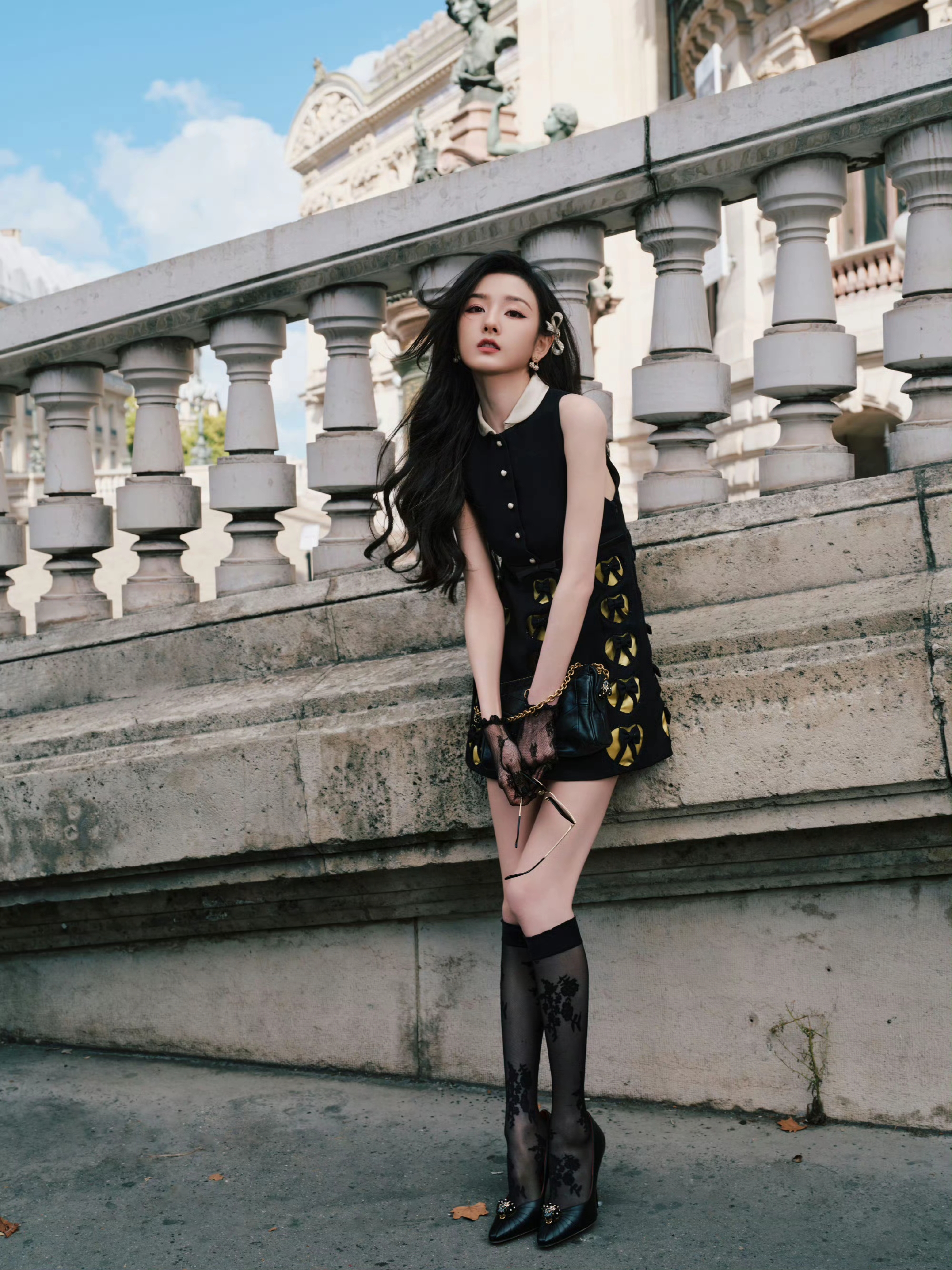 宋祖儿漫步巴黎,法式浪漫与黑色相融,是独一无二的黑天鹅