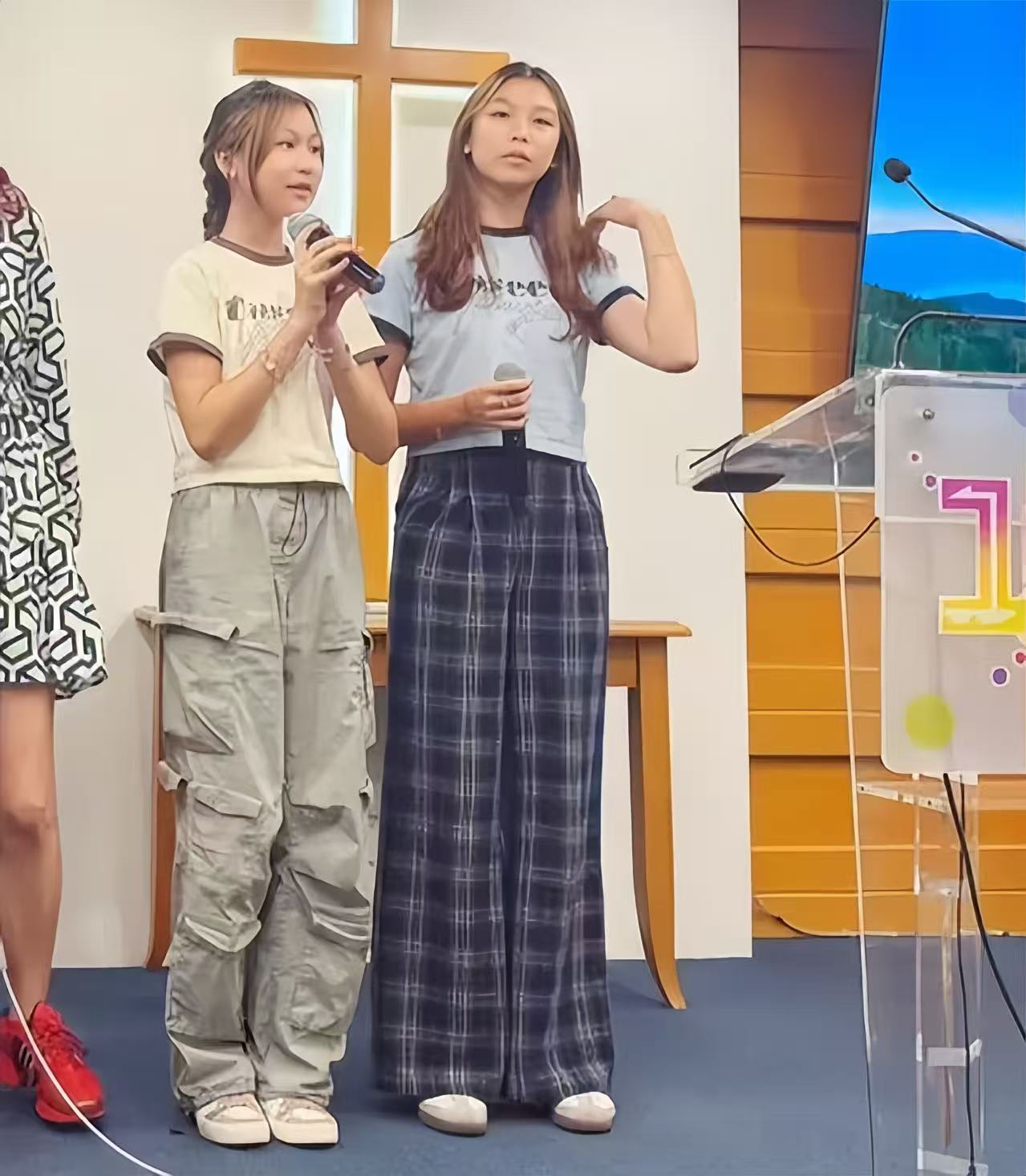 蔡少芬全家现身教堂，满脸皱纹像家庭主妇，俩女儿一头黄发没气质