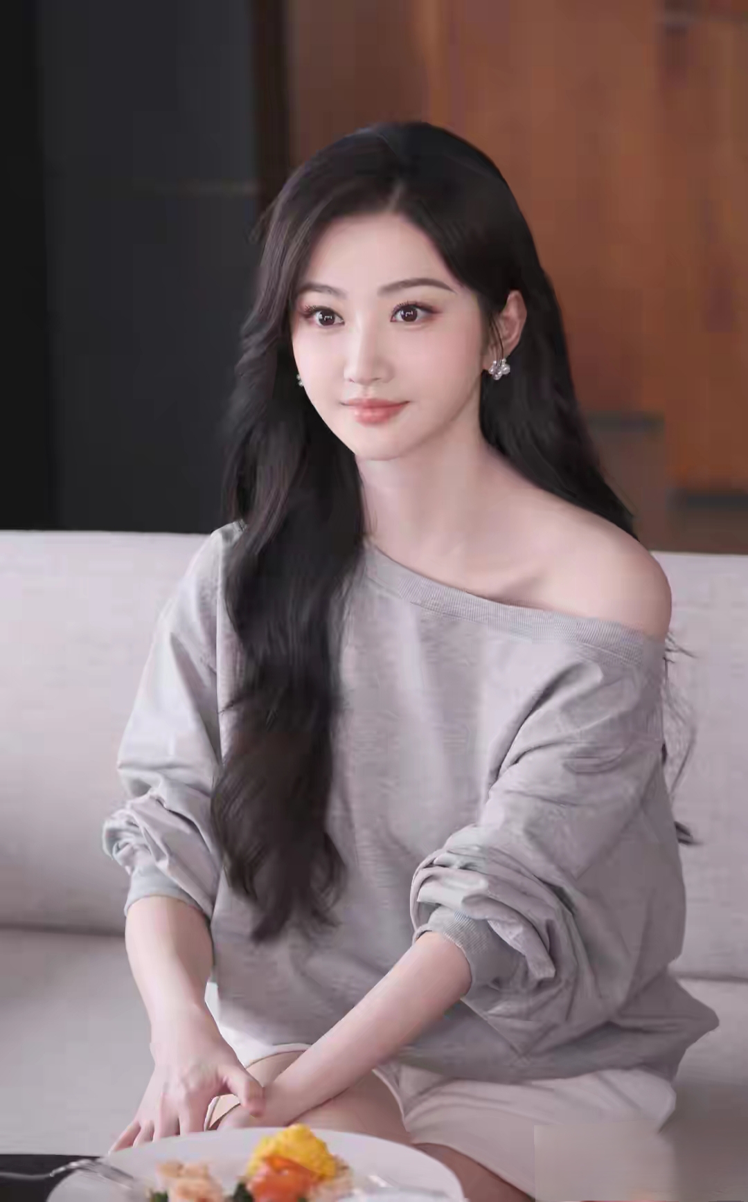 景甜露肩上衣造型好绝,慵懒纯欲感直接拉满